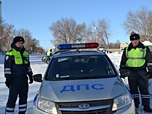 Оренбургские госавтоинспекторы помогли водителю сломавшегося на трассе авто
