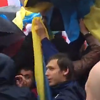 У участника акции протеста в Москве вырвали из рук флаг Украины