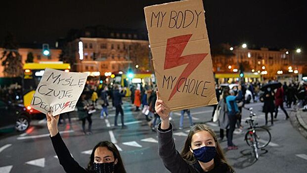 В Польше националисты напали на участников митинга против запрета абортов