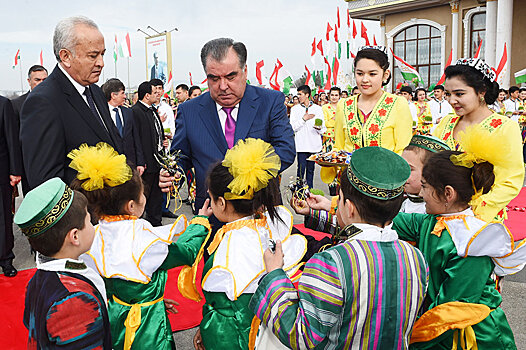 Платок цвета гор: национальные традиции в одежде таджикских чиновников