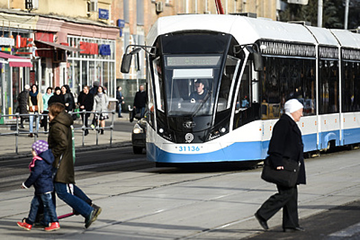 Грузовик столкнулся с трамваем в центре Москвы