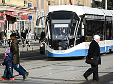 Грузовик столкнулся с трамваем в центре Москвы