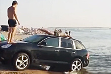 Волгоградцы использовали Porsche Cayenne как трамплин для прыжков в воду