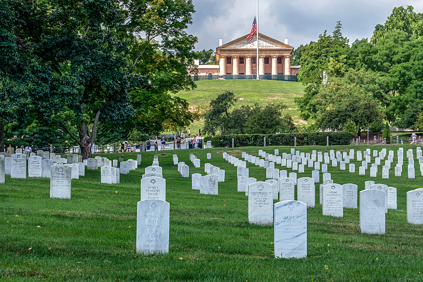 Арлингтонское национальное кладбище – военное захоронение в США, где покоится прах более 400 тысяч человек. На территории кладбища захоронены участники войн, президенты, председатели Верховного суда и астронавты