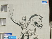 На фасаде дома в Багратионовске рисуют портрет великого русского полководца