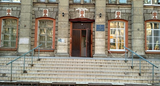 Школьника из Петербурга отстранили от занятий из-за крашеных волос