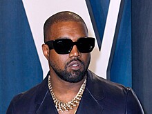 Канье Уэст и его возлюбленная появились на публике с розовыми волосами и полностью в белом