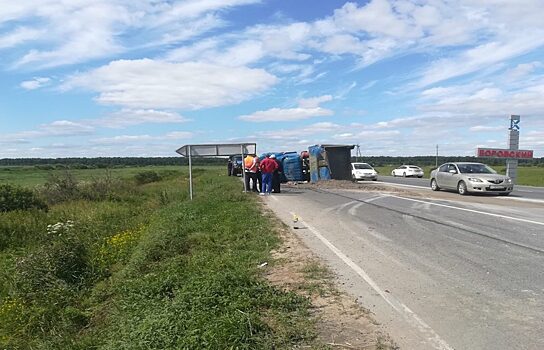 ДТП под Тюменью: грузовик перевернулся на бок, Nissan улетел в кювет