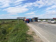 ДТП под Тюменью: грузовик перевернулся на бок, Nissan улетел в кювет