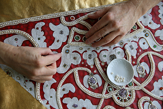 «Керамика, шитье и глина»: Какие подарки ручной работы выбирают россияне