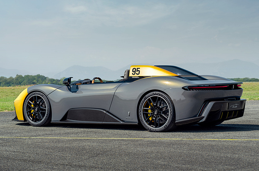 Фактически это та же модель, но с другим кузовом и более скромным тиражом. Остекление не предусмотрено, зато есть аэродинамические экраны с электронной регулировкой.