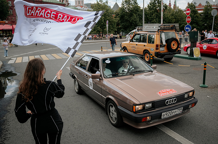 А вот и экипаж «Мотора»! Нет, у ребят не огнедышащий Audi quattro, на котором в 80-е блистали на раллийных трассах Ханну Миккола и Стиг Бломквист — а его более доступный родственник. Андрей Моторов и Алексей Сулима оседлали обычный Audi Coupe 1984 года с безнаддувным мотором.