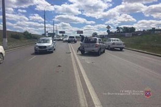 В Новосибирске водитель Тойоты протаранил Газель и погиб