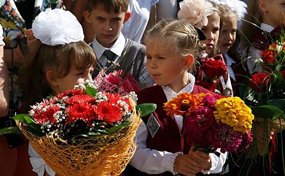 Букет на 1 сентября первокласснику. Оригинальный букет первоклассника. Цветы на 1 сентября нижний новгород. Букет первоклассника. Гладиолусы, подсолнух букет первоклассника.