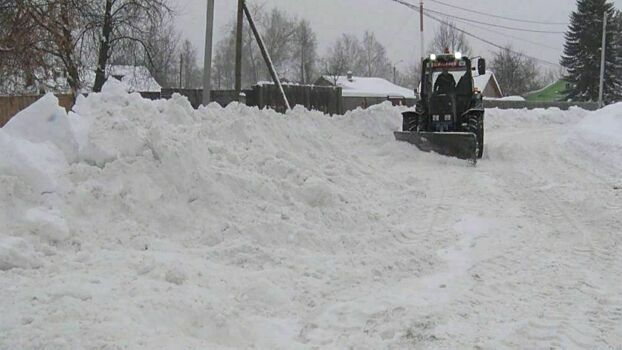 По обращению местных жителей в Порошино расчистили грунтовую дорогу