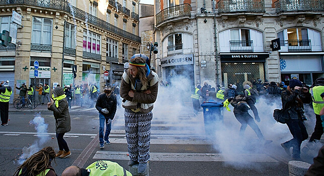 Полиция применила слезоточивый газ против толпы в Париже