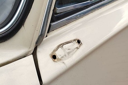 Вандалы оторвали зеркало у автомобиля рядом с музеем советского детства в Подмосковье