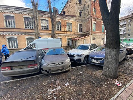 Женщина на «BMW» протаранила четыре припаркованных автомобиля в Саратове