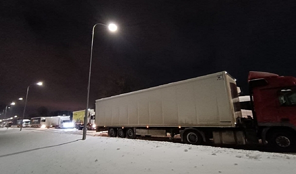 Сотрудник гибдд. Инспектор гибдд. Сотрудники гаи остановили. Сотрудники гаи остановили. Гаишник остановил девушку.