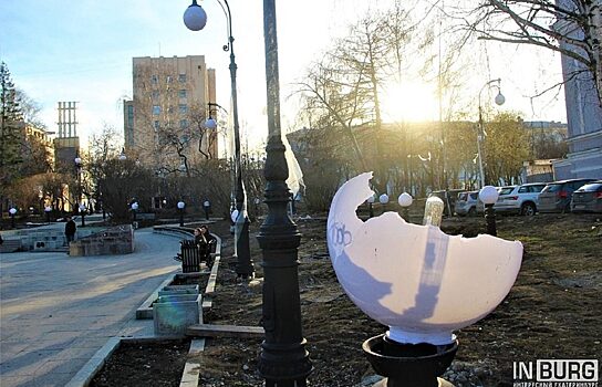 В Екатеринбурге вандалы разгромили реконструируемый сквер за Оперным