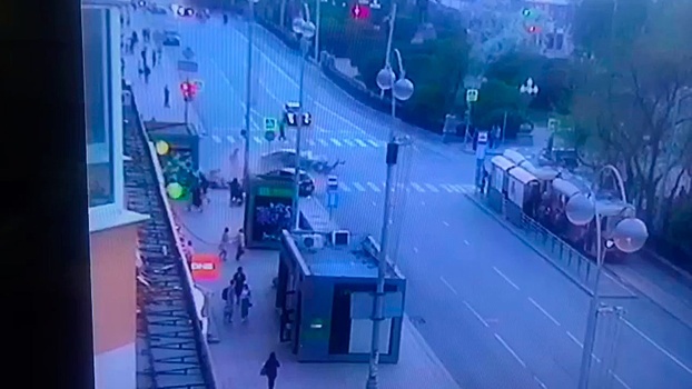 Камера видеонаблюдения сняла, как иномарка влетела в толпу пешеходов в Екатеринбурге