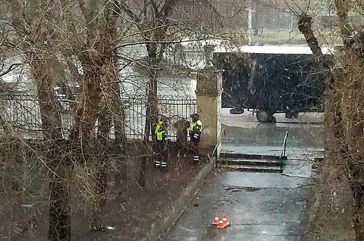 На улице Кирова в Новосибирске закладчика пристегнули наручниками к забору