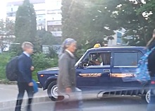 В Мценске сняли таксиста, катающегося по тротуару