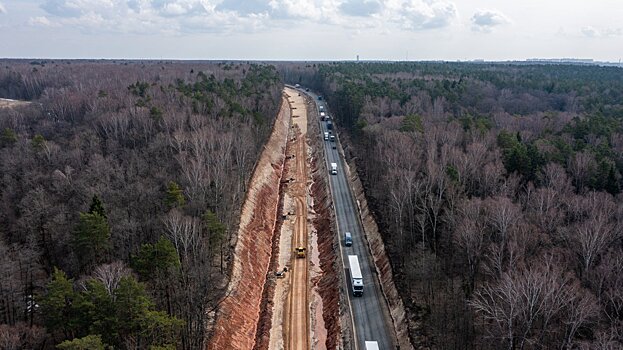 Одну из самых загруженных трасс России продолжают расширять до четырех полос