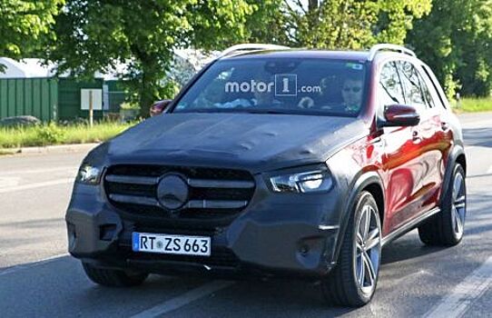 Mercedes GLE заметили на треке в двух версиях