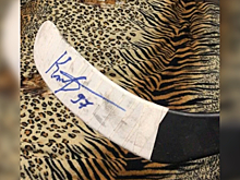 Клюшка с подписью хоккеиста из Кузбасса попала на продажу за 2 млн рублей