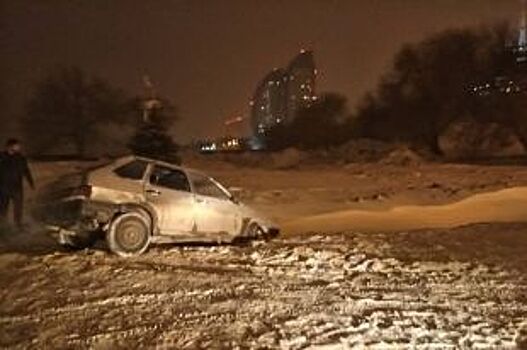 На центральной набережной Волгограда машина провалилась в канаву со снегом