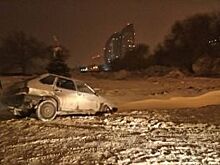 На центральной набережной Волгограда машина провалилась в канаву со снегом