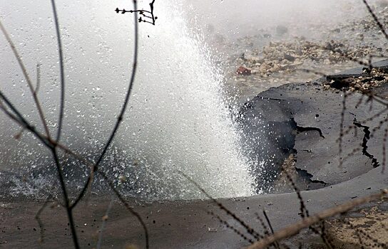 В Тюмени из-под земли забил фонтан с холодной водой