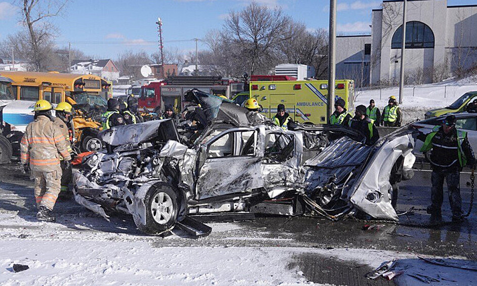 В аварии пострадали около 70 человек, 2 человека, которые оказались заблокированы в своих автомобилях на несколько часов, погибли.