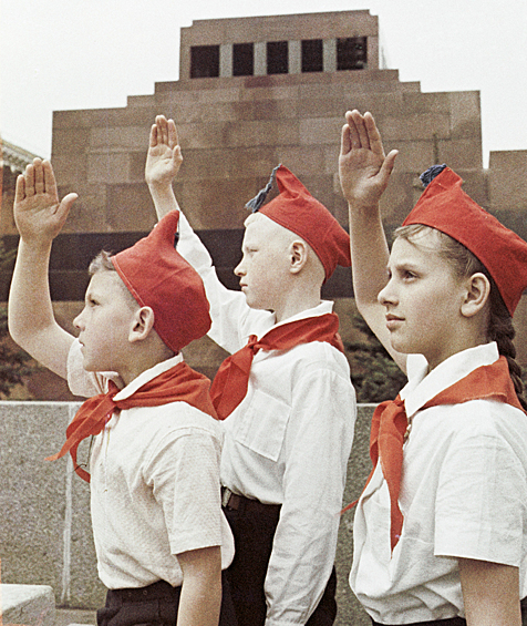Юные ленинцы у Мавзолея на Красной площади, 1964 год
