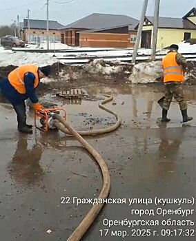 В Оренбурге продолжают откачивать воду и чистить ливневки