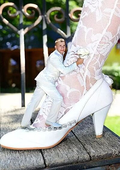 Это самая излюбленная тема всех свадебных фотошопов. Муж под каблуком. 