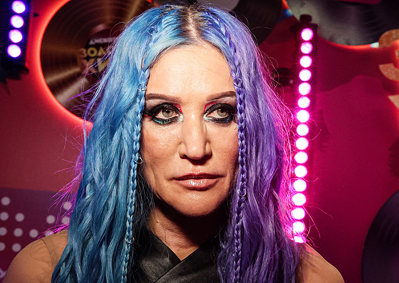 Певица Линда перед началом шоу "Дискотека 90-х" в концертном зале Adrenaline Stadium в Москве, 2021 год