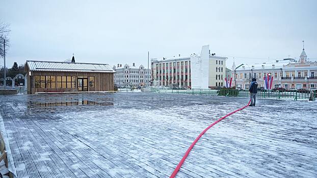 На площади Революции начали заливать каток