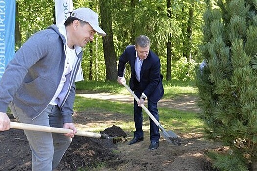 Воробьев высадил деревья на субботнике в честь 100‑летия "Архангельского"