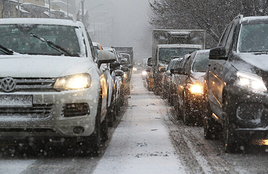 Снегопад привел к десятибалльным пробкам в Москве