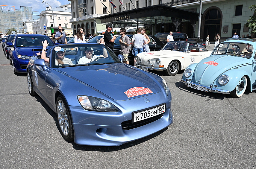 Honda S2000 — уже сейчас редкость: с 1999 по 2009 год выпустили всего 110 тысяч родстеров с безумным атмосферником, с двух литров выдававшим 240 сил при 9000 оборотах в минуту! Позади видно пару фольксвагеновских заднемоторников: узнаваемый «Жук» и купе Volkswagen Karmann Ghia (Type 34).