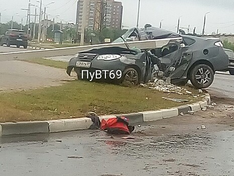 В Твери водитель погиб, сбив бетонный столб