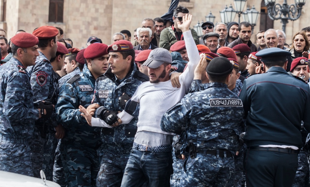 Полиция задержала десятки протестующих в центре Еревана