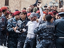 Полиция задержала десятки протестующих в центре Еревана