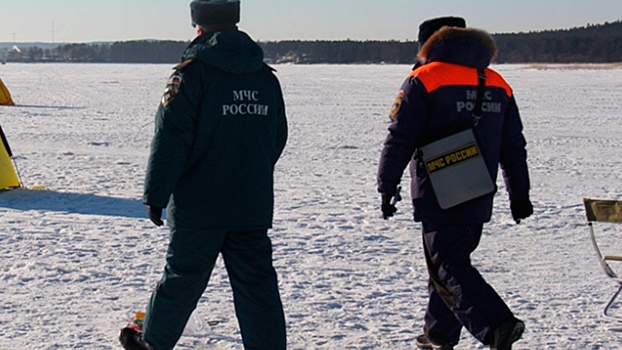 На Сахалине проходит операция по спасению рыбаков на оторвавшейся льдине