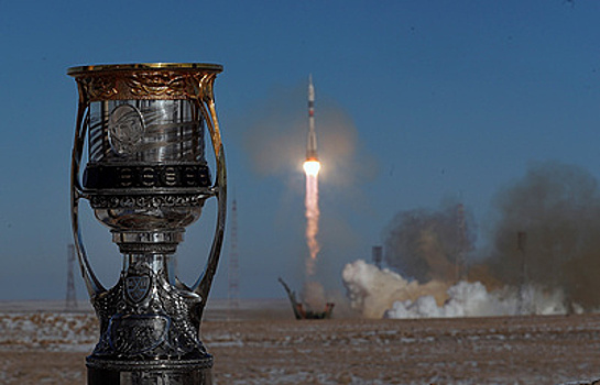 Копия Кубка Гагарина и юбилейная шайба 10-го сезона КХЛ отправились в космос на 72 дня