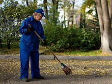 Дворники, чиновники и продавцы: кому недоплачивают в России