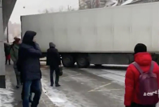 Перекрывшего проезд в Москве водителя фуры доставили в полицию