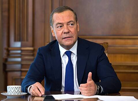 Медведев ответил на слова главы ЕК о равноправных переговорах с Украиной